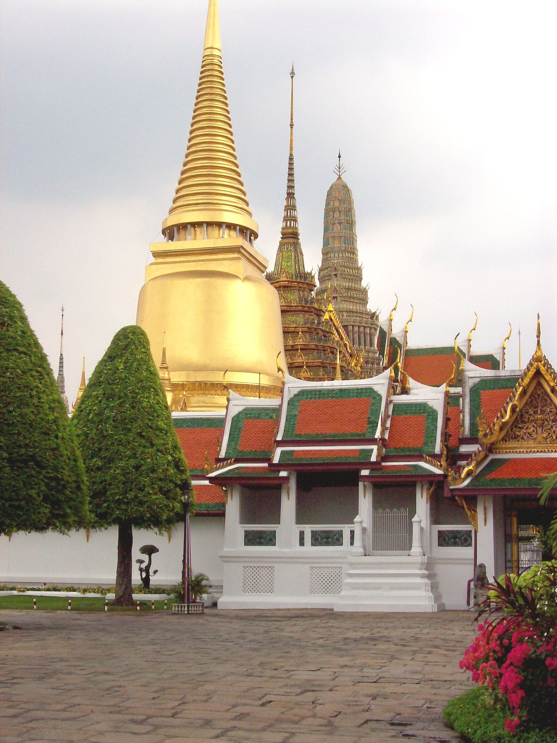 Illustrated Thailand route linking Bangkok, Chiang Mai, and an Andaman beach.