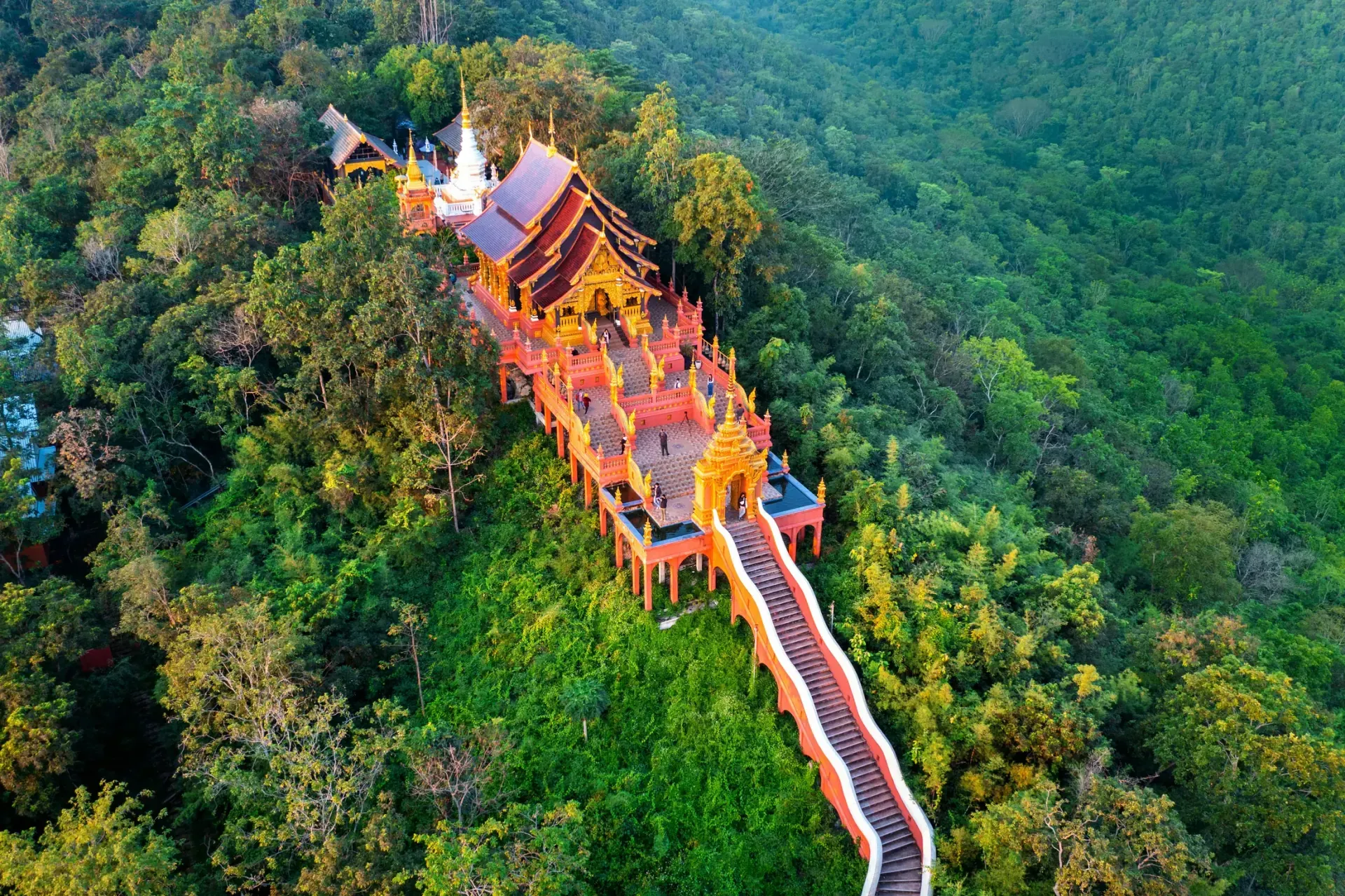 Illustrated Thailand route linking Bangkok, Chiang Mai, mountains, and southern beaches.